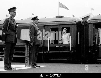 La reine Elizabeth arrive à Caernarfon par train royal pour l'investiture du prince de Galles le 1er juillet 1969. Photo de David Bagnall Banque D'Images