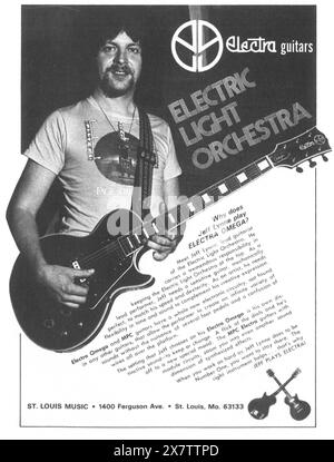 1976 publicité Electra guitare avec Jeff Lynne de Electric Light Orchestra jouant Electra Omega Banque D'Images