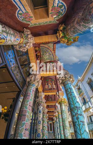 BARCELONE, ESPAGNE - 14 AVRIL 2024 : mosaïque sur la façade du balcon du Palais de la musique catalane, conçue dans le style moderniste catalan par l'architecte Banque D'Images