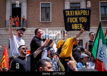 Rome, Italie. 21 mai 2024. Les chauffeurs de taxi en grève de toute l'Italie se rassemblent à Rome pour protester contre les politiques de déréglementation du gouvernement qui, disent-ils, favorisent Uber et NCC (Credit image : © Marco Di Gianvito/ZUMA Press Wire) USAGE ÉDITORIAL SEULEMENT! Non destiné à UN USAGE commercial ! Banque D'Images