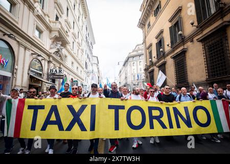 Rome, Italie. 21 mai 2024. Les chauffeurs de taxi en grève de toute l'Italie se rassemblent à Rome pour protester contre les politiques de déréglementation du gouvernement qui, disent-ils, favorisent Uber et NCC (Credit image : © Marco Di Gianvito/ZUMA Press Wire) USAGE ÉDITORIAL SEULEMENT! Non destiné à UN USAGE commercial ! Banque D'Images