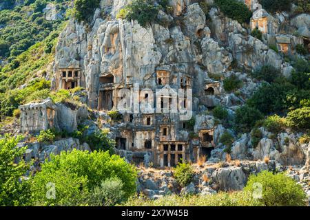 Site archéologique de Myra avec tombes rocheuses à Demre, Turquie. L'ancienne ville de Myra est particulièrement célèbre pour ses tombes rupestres de l'époque lycienne et son théâtre de l'époque romaine Banque D'Images