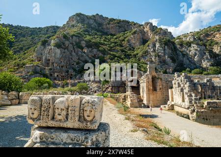 Site archéologique de Myra à Demre, Turquie. L'ancienne ville de Myra est particulièrement célèbre pour ses tombes rupestres de l'époque lycienne et son théâtre de l'époque romaine Banque D'Images