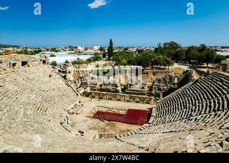 Site archéologique de Myra avec théâtre romain à Demre, Turquie. L'ancienne ville de Myra est particulièrement célèbre pour ses tombes rupestres de l'époque lycienne et son théâtre de l'époque romaine Banque D'Images