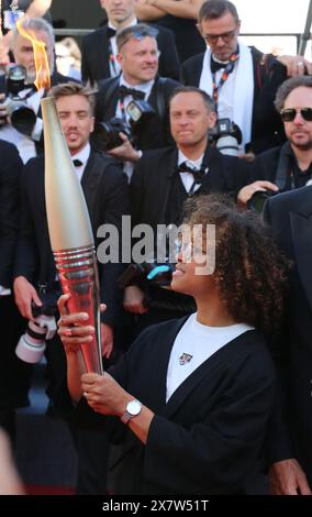 Cannes, France, 21 mai 2024. Les athlètes français ont porté la flamme olympique sur le tapis rouge du 77e Festival de Cannes, en route pour Paris pour les Jeux olympiques d’été. Crédit : Doreen Kennedy/Alamy Live News. Banque D'Images