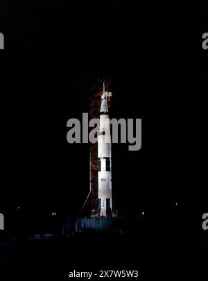 4 mai 1969 - KSC, États-Unis - vue nocturne au niveau du sol du véhicule spatial Apollo 10 sur le Pad B, Launch Complex 39, Kennedy Space Center. Cette photographie de la pile Apollo/Saturn V de 363 pieds de haut a été prise lors du retrait de la structure de service mobile. L'équipage d'Apollo 10 était composé des astronautes Thomas P. Stafford, John W. Young et Eugene A. Cernan. (Crédit image : © NASA/ZUMA Press Wire) USAGE ÉDITORIAL SEULEMENT! Non destiné à UN USAGE commercial ! Banque D'Images