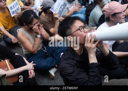 Taipei. 21 avril 2024. Les manifestants crient des slogans devant le Yuan législatif pendant la manifestation. Des milliers de manifestants se sont rassemblés devant le parlement pour protester contre le projet de loi controversé qui élargirait le pouvoir de la législature. (Crédit image : © David Chan/SOPA images via ZUMA Press Wire) USAGE ÉDITORIAL SEULEMENT ! Non destiné à UN USAGE commercial ! Banque D'Images