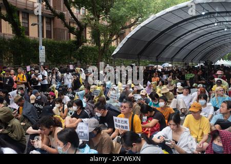 Taipei. 21 avril 2024. Les manifestants sont assis à terre tout en tenant des pancartes exprimant leur opinion à l'extérieur du Yuan législatif pendant la manifestation. Des milliers de manifestants se sont rassemblés devant le parlement pour protester contre le projet de loi controversé qui élargirait le pouvoir de la législature. (Crédit image : © David Chan/SOPA images via ZUMA Press Wire) USAGE ÉDITORIAL SEULEMENT ! Non destiné à UN USAGE commercial ! Banque D'Images