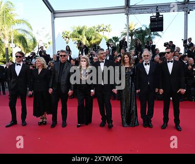 Cannes, France. 21 mai 2024. Cannes, 77ème Festival de Cannes 2024, huitième soirée - tapis rouge du film Marcello Mio sur la photo : Benjamin Biolay, Catherine Deneuve, Christophe Honoré, Chiara Mastroianni, Fabrice Luchini, Nicole Garcia, Hugh Skinner et Melvil Poupaud crédit : Agence photo indépendante/Alamy Live News Banque D'Images