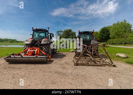 Tracteurs en attente de commencer à travailler à Over Alderley, Cheshire Banque D'Images