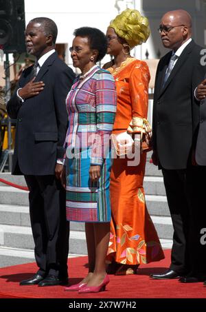 Afrique du Sud, Parlement - Cape Town. 11 février 2005 le président sud-africain Thabo Mbeki prend le salut national à l'ouverture du parlement avant de prononcer son discours sur l'état de la nation à l'ouverture officielle de la session de 2005 au Cap. A côté de lui se trouve sa femme Zanele, et derrière lui le vice-président Jacob Zuma et le président de la Chambre Baleka Mbete (en orange). L’ouverture d’aujourd’hui a été consacrée à la fin de la première décennie de démocratie en Afrique du Sud. Crédit photo : Eric Miller / african.Pictures Banque D'Images