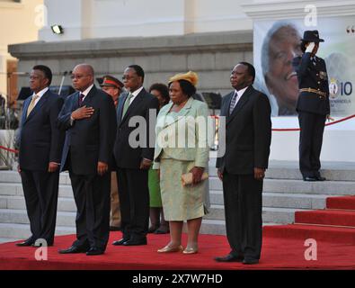 Afrique du Sud. Cape Town. 11 février 2010 ouverture de la session 2010 du parlement par le Président Jacob Zuma. L'occasion était organisée pour rendre hommage à l'ancien président Nelson Mandela à l'occasion du 20e anniversaire de sa libération de prison en 1990. Prenant le salut national l-R Max Sisulu (Président du Parlement), Pres Zuma, Dep Pres Kgalema Motlanthe, Pres Zumas première épouse Sizakele Zuma et homme non identifié. Crédit photo : Eric Miller / african.Pictures Banque D'Images