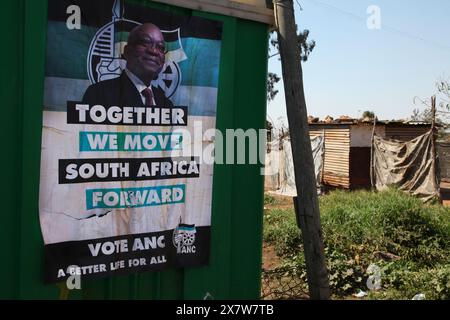 3 mai 2014 - affiche de l'ANC sur les toilettes d'une cabane à Protea South, Soweto, pendant la campagne électorale pour l'élection de sa en mai 2014. Banque D'Images