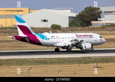 Eurowings Airbus A319-112 (REG : d-AKNV) en provenance de Dusseldorf. Banque D'Images