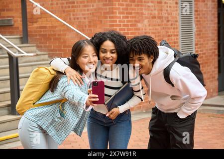 Groupe d'étudiants suivant selfies Banque D'Images