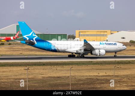 Air Transat Airbus A330-243 (REG : C-GUBT) en provenance du Canada pour l'entretien. Banque D'Images