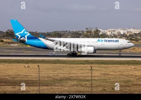 Air Transat Airbus A330-243 (REG : C-GUBT) en provenance du Canada pour l'entretien. Banque D'Images