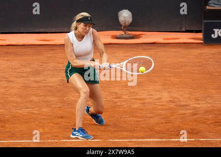 Danielle Collins, des États-Unis, joue contre Victoria Azarenka (pas en vue) lors de son match de quart de finale en simple féminin le dixième jour de l'Internazionali BNL D'Italia 2024 au Foro Italico à Rome. Banque D'Images