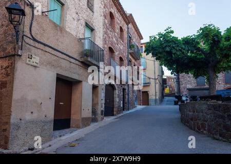 05-10-2024, Prades, Espagne : Plaza de la Pau dans la ville touristique de Prades Banque D'Images