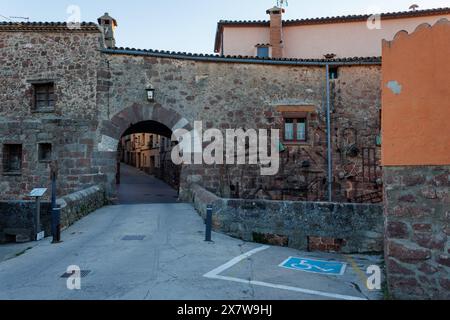 05-10-2024, Prades, Espagne : arche d'entrée de la ville de Prades avec des outils agricoles accrochés à la façade Banque D'Images