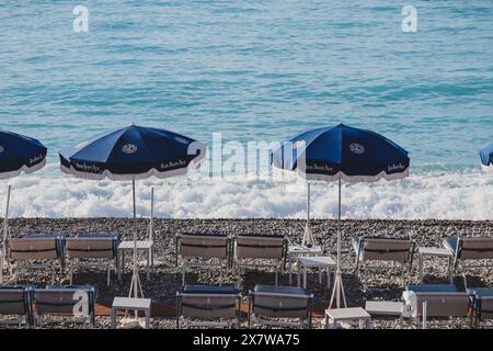 Nice, France - 29.09.2022 : parasols ouverts de la Blue Beach Nice et chaises longues sur la rive de la mer Méditerranée Banque D'Images