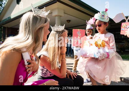 Louisville, Kentucky, États-Unis. 2 mai 2024. Le sous-lieutenant Madison Marsh, couronnée Miss America 2024, discute avec des étudiants avant leur défilé du Kentucky Derby à l'école primaire de Chenoweth à Louisville, Kentucky, le 2 mai 2024. Marsh a parlé de suivre vos passions et d'être courageux. (Crédit image : © Miriam Thurber/U.S. Air Force/ZUMA Press Wire) À USAGE ÉDITORIAL EXCLUSIF ! Non destiné à UN USAGE commercial ! Banque D'Images