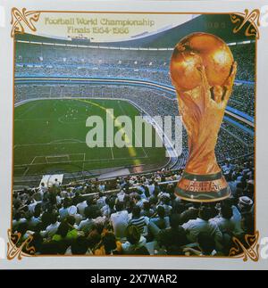 Bloc-feuillet avec timbre-poste oblitéré imprimé par la Corée du Nord, qui montre stade Aztec, Mexico, finales de la Coupe du monde de football 1970-1986 Banque D'Images