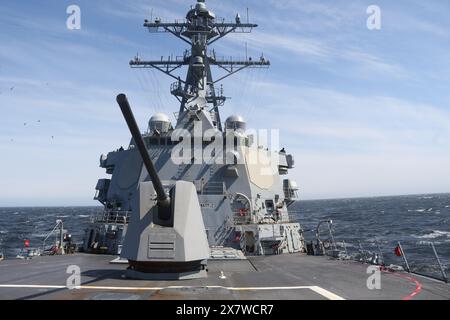 Îles Kurles du Nord. 29 avril 2024. Le destroyer à missiles guidés de classe Arleigh Burke USS McCampbell (DDG 85) navigue et mène des opérations de routine dans les environs des îles Kouriles du Nord, avril 30. Les forces de l’USINDOPACOM effectuent des opérations dans et autour de passages maritimes critiques et de voies commerciales pour dissuader les menaces qui créent une instabilité régionale et empiètent sur la libre circulation des marchandises, des personnes et des idées. (Crédit image : © Sophia LaBella/Navy/ZUMA Press Wire) USAGE ÉDITORIAL SEULEMENT! Non destiné à UN USAGE commercial ! Banque D'Images