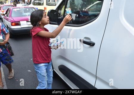 Une jeune fille migrante vénézuélienne d'un campement dans le quartier de Misterios à Mexico vendant des bonbons dans la rue Banque D'Images