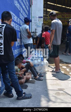 Les migrants du campement dans le quartier de Misterios à Mexico vont tous les jours chercher de l'eau. Banque D'Images