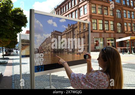 Wroclaw, Pologne, 2023 - Une blogueuse filme un vlog à la caméra pour ses abonnés. Inondation à Wroclaw. Dans cette photo en direct, l'énergie vibrante de la ville Banque D'Images