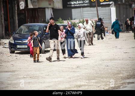 Jénine, Palestine. 21 mai 2024. Des civils palestiniens sont déplacés de leurs foyers dans le camp de réfugiés de Djénine au cours d'une opération militaire israélienne. Dans le camp du nord de la Cisjordanie, au cours d'une opération militaire à la recherche de militants palestiniens de la brigade de Djénine. Le ministère palestinien de la santé a déclaré que 7 civils palestiniens avaient été tués, dont deux médecins, un enseignant et un étudiant qui se rendait à l’école pendant l’opération militaire. Crédit : SOPA images Limited/Alamy Live News Banque D'Images