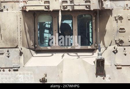 Jénine, Palestine. 21 mai 2024. Vue d'un officier israélien par la fenêtre du véhicule lors d'une opération militaire à la recherche de militants palestiniens de la brigade de Djénine. Dans le camp du nord de la Cisjordanie, au cours d'une opération militaire à la recherche de militants palestiniens de la brigade de Djénine. Le ministère palestinien de la santé a déclaré que 7 civils palestiniens avaient été tués, dont deux médecins, un enseignant et un étudiant qui se rendait à l’école pendant l’opération militaire. Crédit : SOPA images Limited/Alamy Live News Banque D'Images