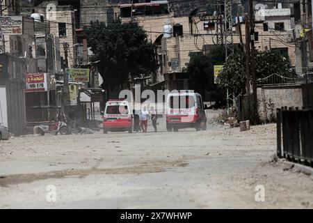 Jénine, Palestine. 21 mai 2024. La Croix-Rouge internationale palestinienne et le Croissant-Rouge évacuent les civils palestiniens qui ont été déplacés du camp de réfugiés de Djénine au cours d'une opération militaire israélienne. Dans le camp du nord de la Cisjordanie, au cours d'une opération militaire à la recherche de militants palestiniens de la brigade de Djénine. Le ministère palestinien de la santé a déclaré que 7 civils palestiniens avaient été tués, dont deux médecins, un enseignant et un étudiant qui se rendait à l’école pendant l’opération militaire. Crédit : SOPA images Limited/Alamy Live News Banque D'Images