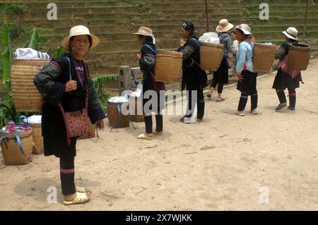 Les femmes locales attendent les touristes pour acheter des souvenirs, Cat Cat Cat Village, Sapa, Lao Cai, Vietnam. Banque D'Images