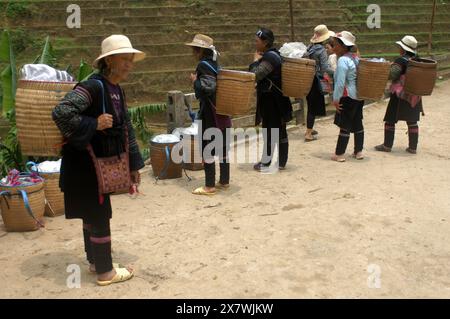 Les femmes locales attendent les touristes pour acheter des souvenirs, Cat Cat Cat Village, Sapa, Lao Cai, Vietnam. Banque D'Images