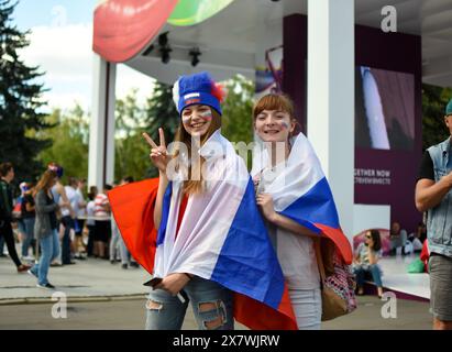 Deux filles russes avec des drapeaux célébrant le Festival des fans de la FIFA à l'Université d'État de Sparrow Hills à Moscou lors de la Coupe du monde 2018 Banque D'Images