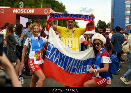 Groupe de personnes prenant des photos amusantes avec le drapeau russe et leurs visages peints au Festival des fans de la FIFA à l'Université d'État de Sparrow Hills à Moscou Banque D'Images