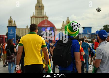 Groupe d'amis brésiliens soutenant le Brésil lors du match du FIFA Fan Fest à l'Université d'État de Sparrow Hills à Moscou lors de la Coupe du monde 2018 Banque D'Images