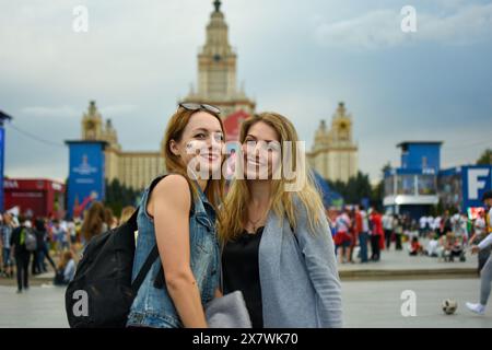 Des filles russes au visage peint avec un drapeau célébrant le Festival des fans de la FIFA à l'Université d'État de Sparrow Hills à Moscou lors de la Coupe du monde 2018 Banque D'Images