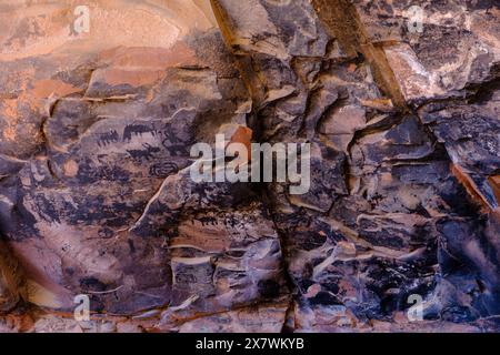 Pictogrammes sur les murs assombris par les feux de camp dans les ruines de Palatki à Sedona, Arizona Banque D'Images