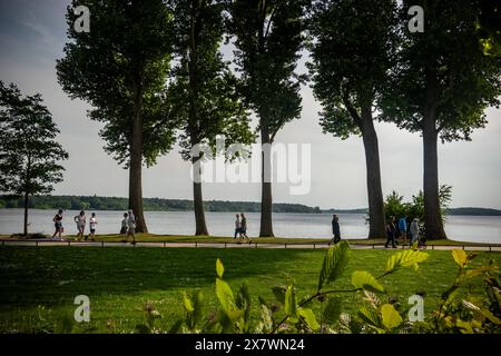 Menschen laufen am Ufer der See Binnenmüritz in Waren Müritz in Mecklembourg-Poméranie occidentale AM 21. Mai 2024. Reiseziel Mecklembourg-Poméranie occidentale *** personnes marchant sur la rive du lac Binnenmüritz à Waren Müritz en Mecklembourg Poméranie occidentale le 21 mai 2024 destination Mecklembourg Poméranie occidentale Banque D'Images