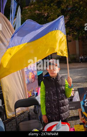 Erfurt, Allemagne - 23 septembre 2023 : célébration de la fête ukrainienne. Diaspora ukrainienne en Allemagne. Jeune garçon à Fair. Ukrainiens dans la foire de la ville allemande avec Banque D'Images