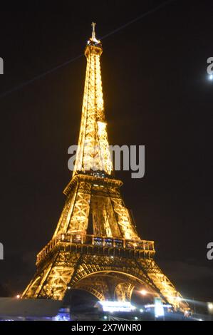 Tour Eiffel illuminée la nuit à Paris France prises à partir de la Sienne river Banque D'Images