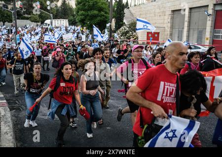 Les manifestants fuient la police israélienne en chemin pour bloquer l'entrée de la ville de Jérusalem pendant la manifestation. Les Israéliens se sont rassemblés devant la Knesset israélienne lors d’une manifestation contre le gouvernement israélien, exigeant un accord d’otages immédiat et des élections générales, le jour où le procureur de la CPI demande des mandats d’arrêt contre Sinwar et Netanyahu pour crimes de guerre commis le 7 octobre et Gaza. Banque D'Images