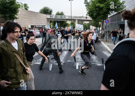 Les manifestants fuient la police israélienne en chemin pour bloquer l'entrée de la ville de Jérusalem pendant la manifestation. Les Israéliens se sont rassemblés devant la Knesset israélienne lors d’une manifestation contre le gouvernement israélien, exigeant un accord d’otages immédiat et des élections générales, le jour où le procureur de la CPI demande des mandats d’arrêt contre Sinwar et Netanyahu pour crimes de guerre commis le 7 octobre et Gaza. Banque D'Images