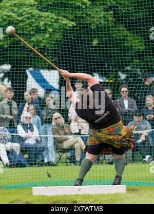 19 mai 2024. Gordon Castle Highland Games, Fochabers, Moray, Écosse. C'est un homme en train de lancer le marteau. Banque D'Images