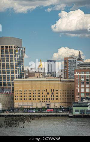 New York, NY, États-Unis - 1er août 2023 : Manhattan Mini Storage Facillity entre la 16ème et la 17ème rue ouest le long de la rive de la rivière Hudson sous nuages bleus Banque D'Images