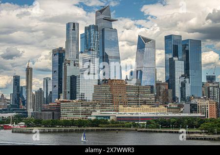 New York, NY, États-Unis - 1er août 2023 : paysage, Service postal usine de traitement du courrier Red Line bâtiment le long du 24th West. Embarcadère 63 Hudson River Park. Pack Banque D'Images