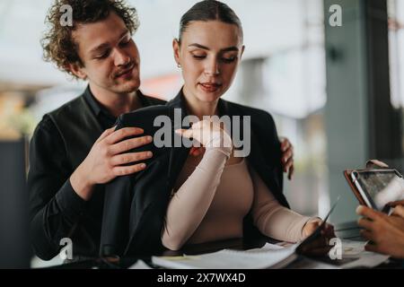 Jeune couple d'affaires collaborant sur un projet dans un environnement de bureau moderne Banque D'Images
